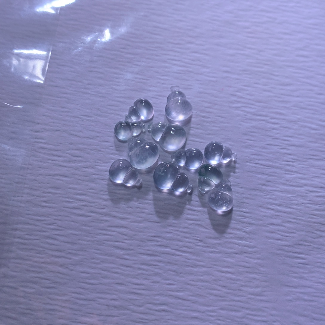翡翠未镶嵌颈饰一手