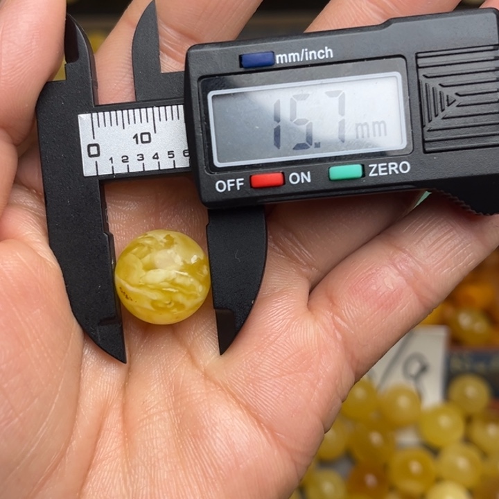 ୧****蜜蜡未镶嵌珠宝奇石天然蜜蜡散珠微瑕一粒