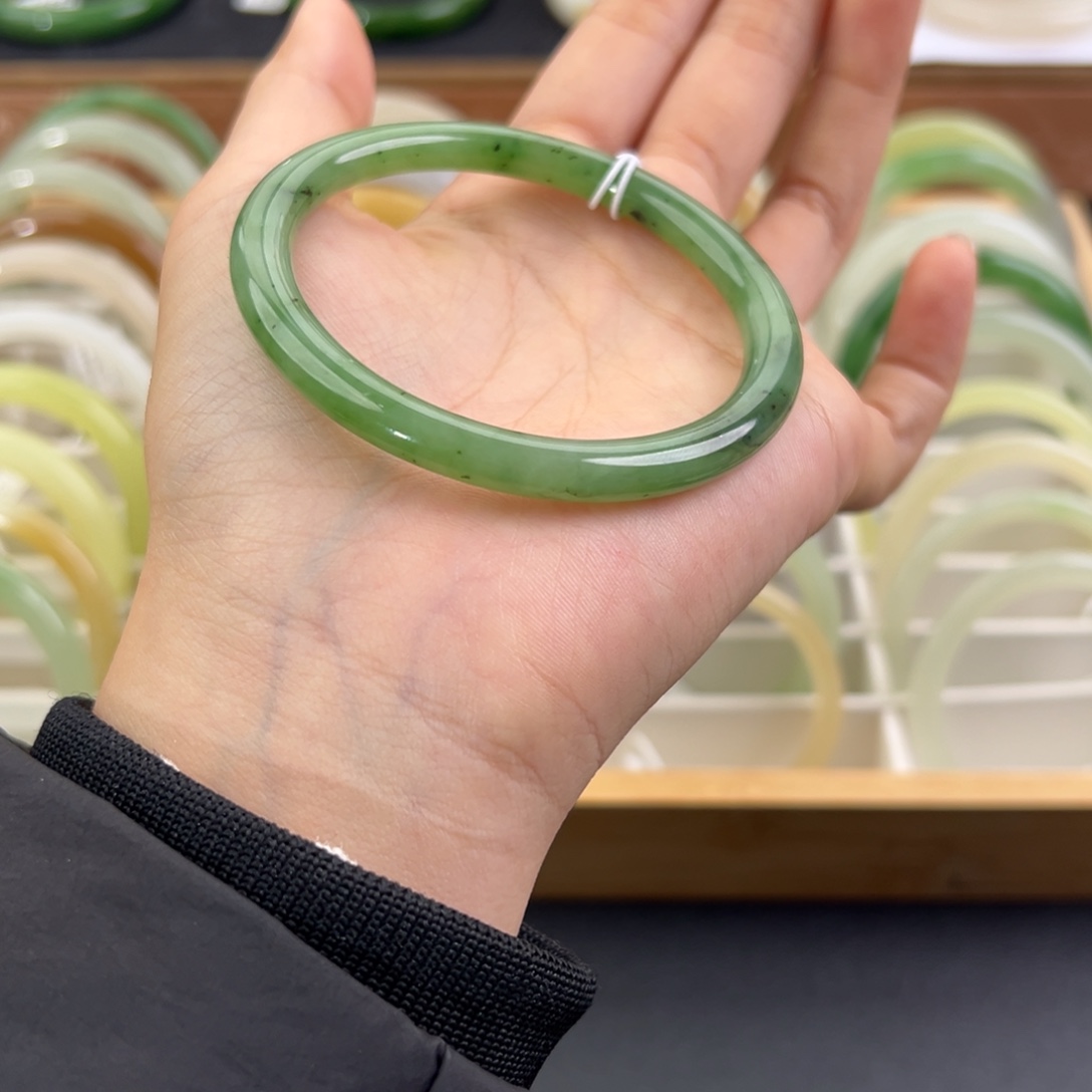 和田玉未镶嵌手镯有细纹