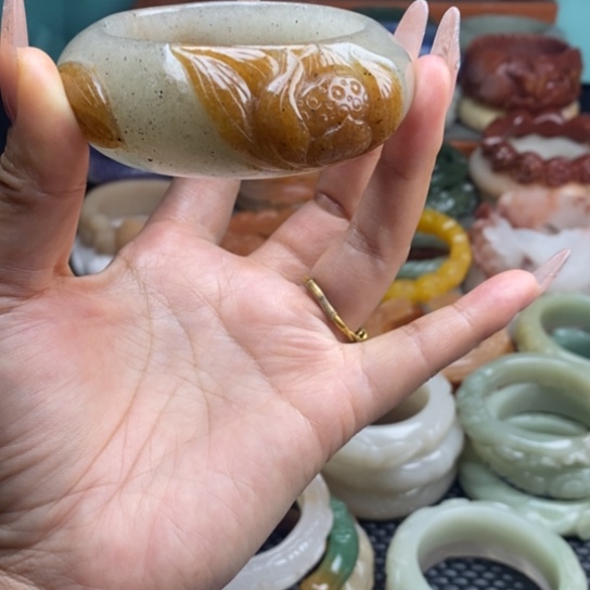 石英质玉未镶嵌雕花手镯