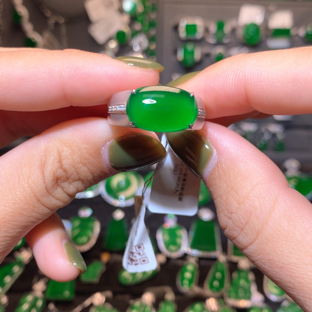 翡翠颈饰18K金镶嵌马鞍