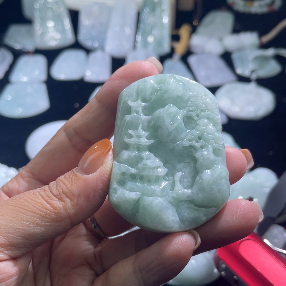 翡翠未镶嵌颈饰山水