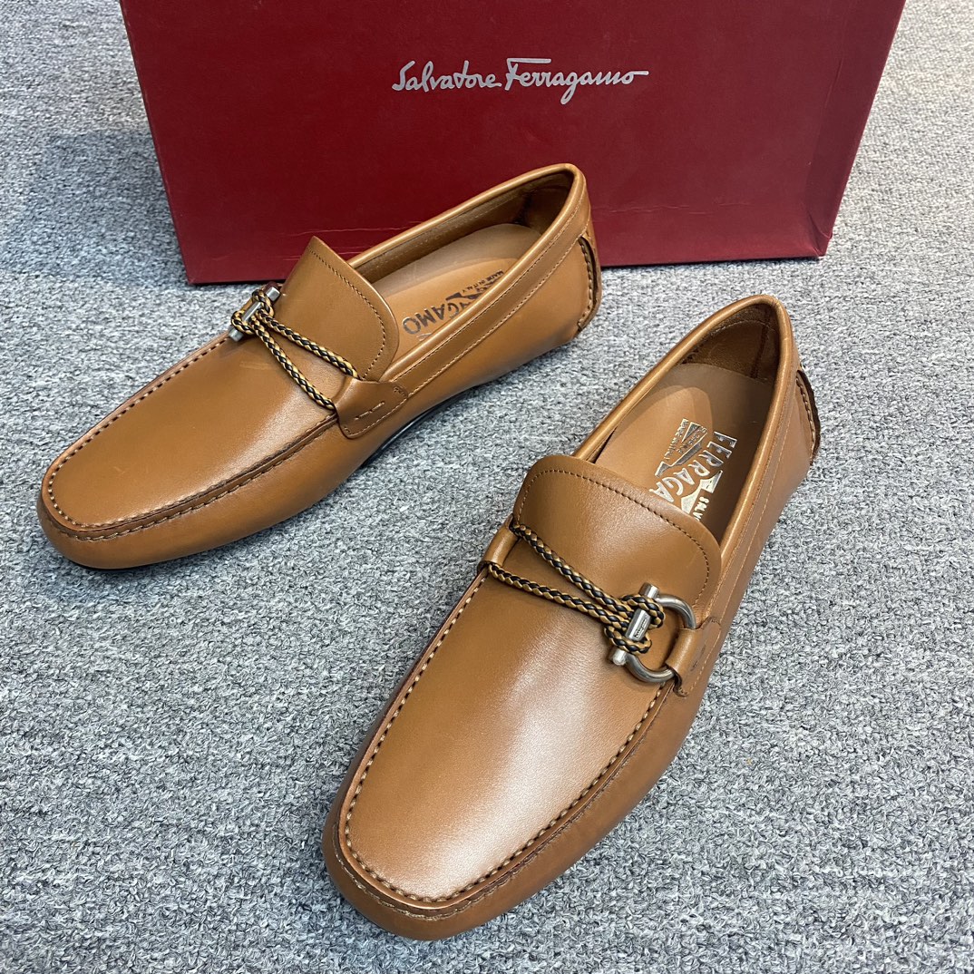 未使用 FERRAGAMO/菲拉格慕 男士驼色油蜡皮单马蹄扣豆豆鞋113951