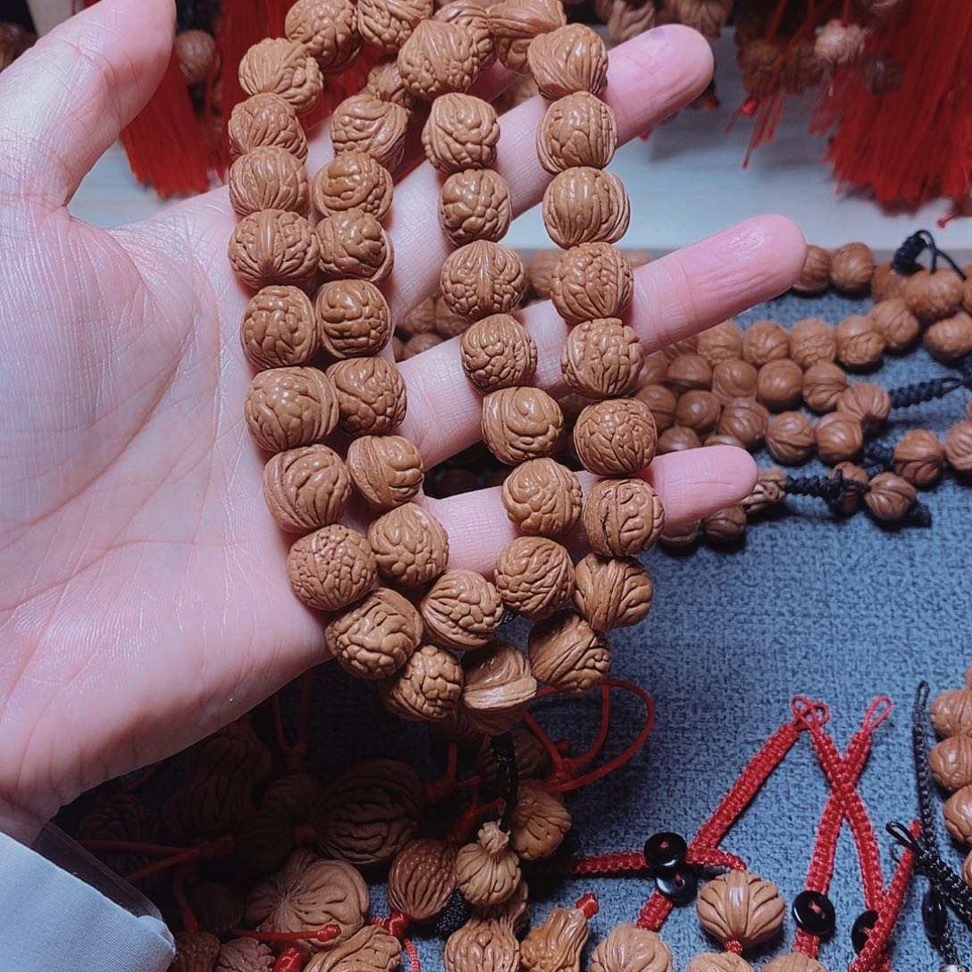 吊坠桃核桃枭手持