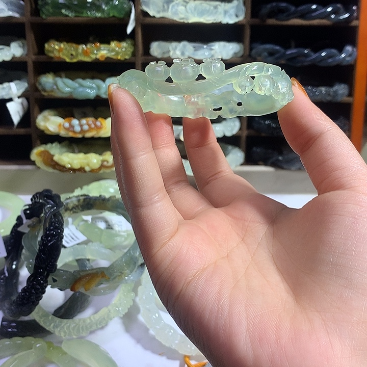 蛇纹石玉未镶嵌手镯