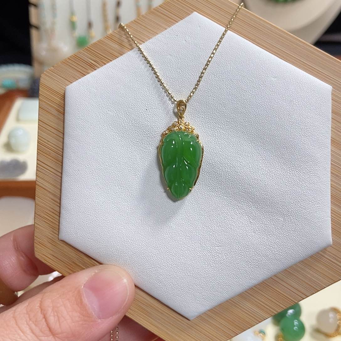 和田玉吊坠(赠链)18K金镶嵌