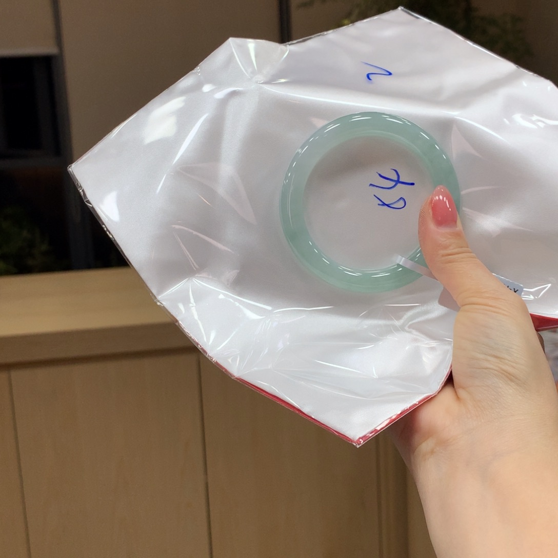 翡翠手镯未镶嵌不退不换