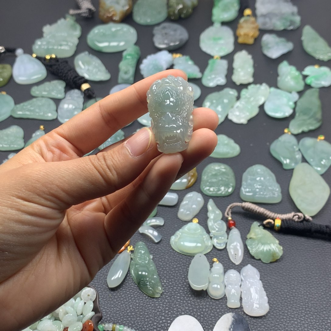 翡翠颈饰未镶嵌叶子