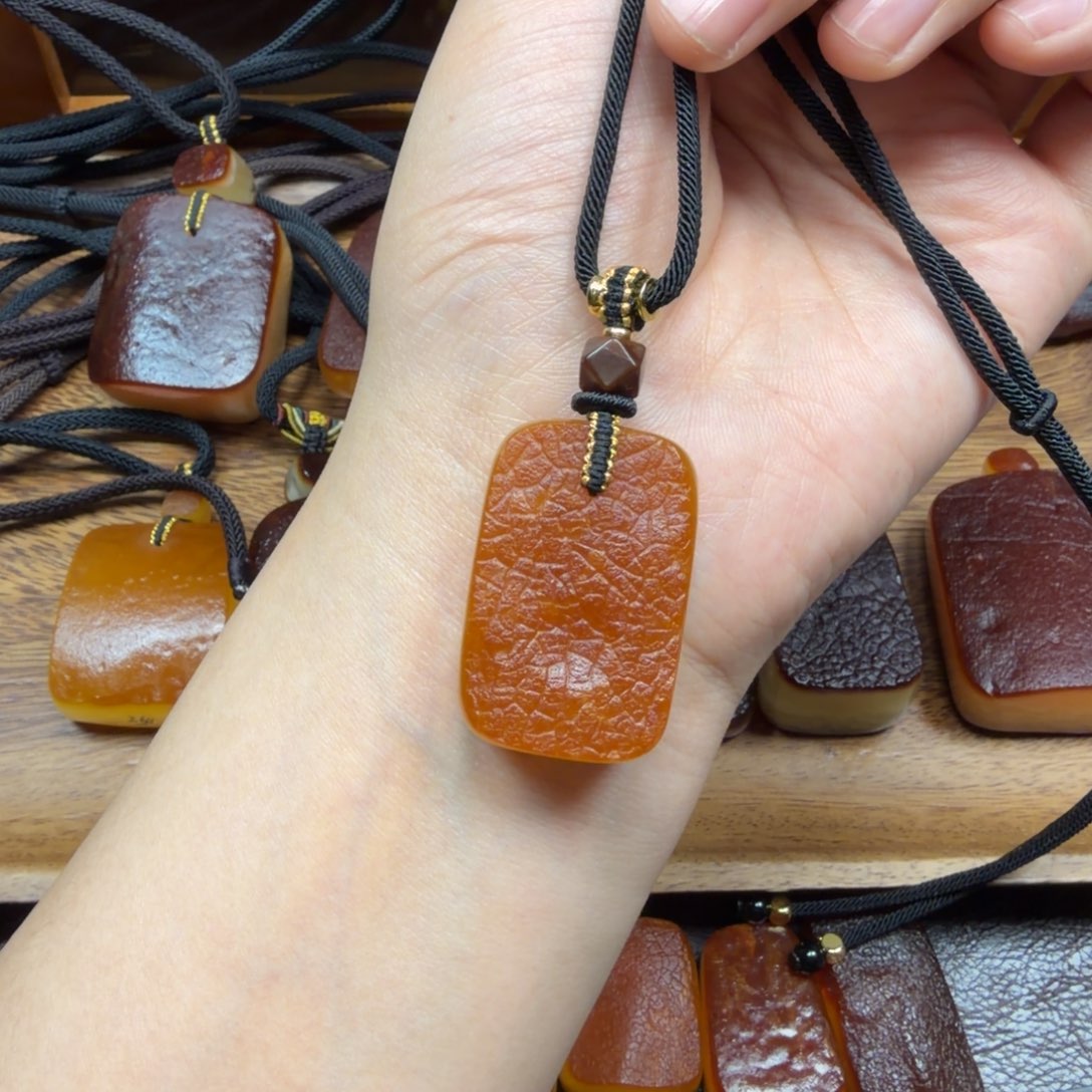 琥珀未镶嵌吊坠(赠链)