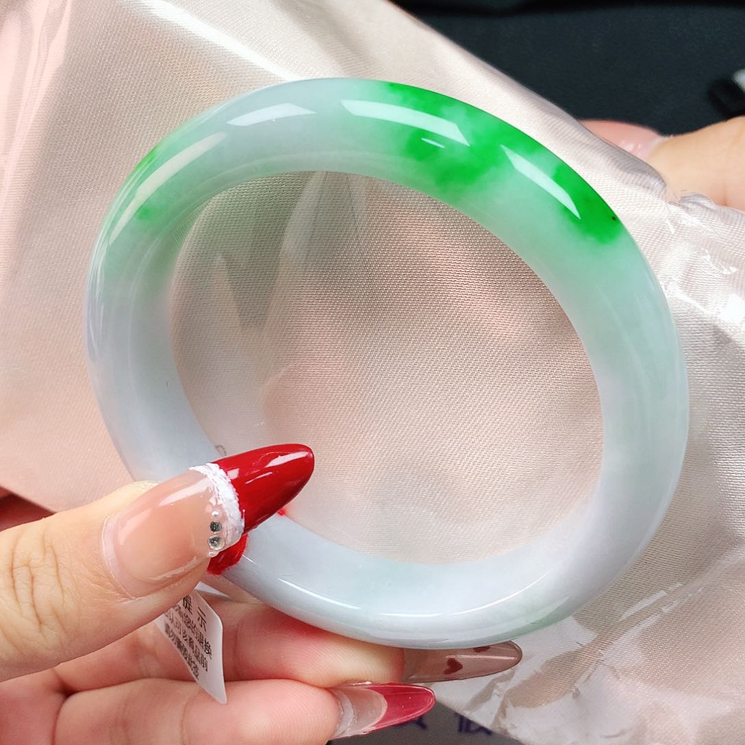 翡翠手镯未镶嵌60圈