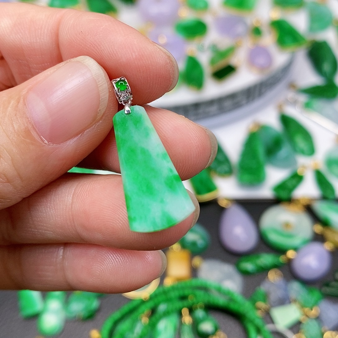 翡翠吊坠(不含链)18K金镶嵌