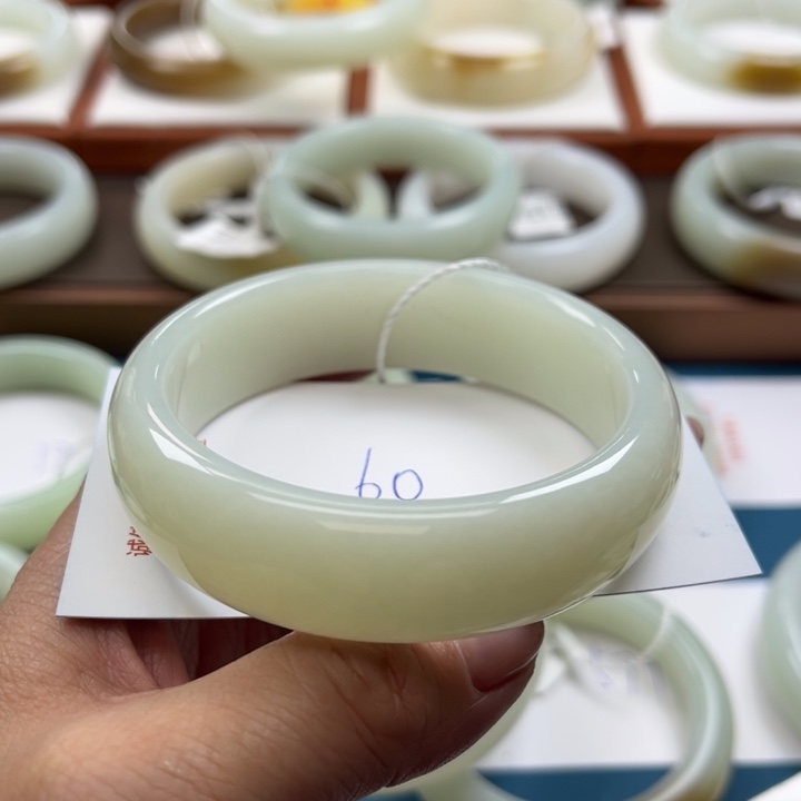 和田玉未镶嵌手镯伊****