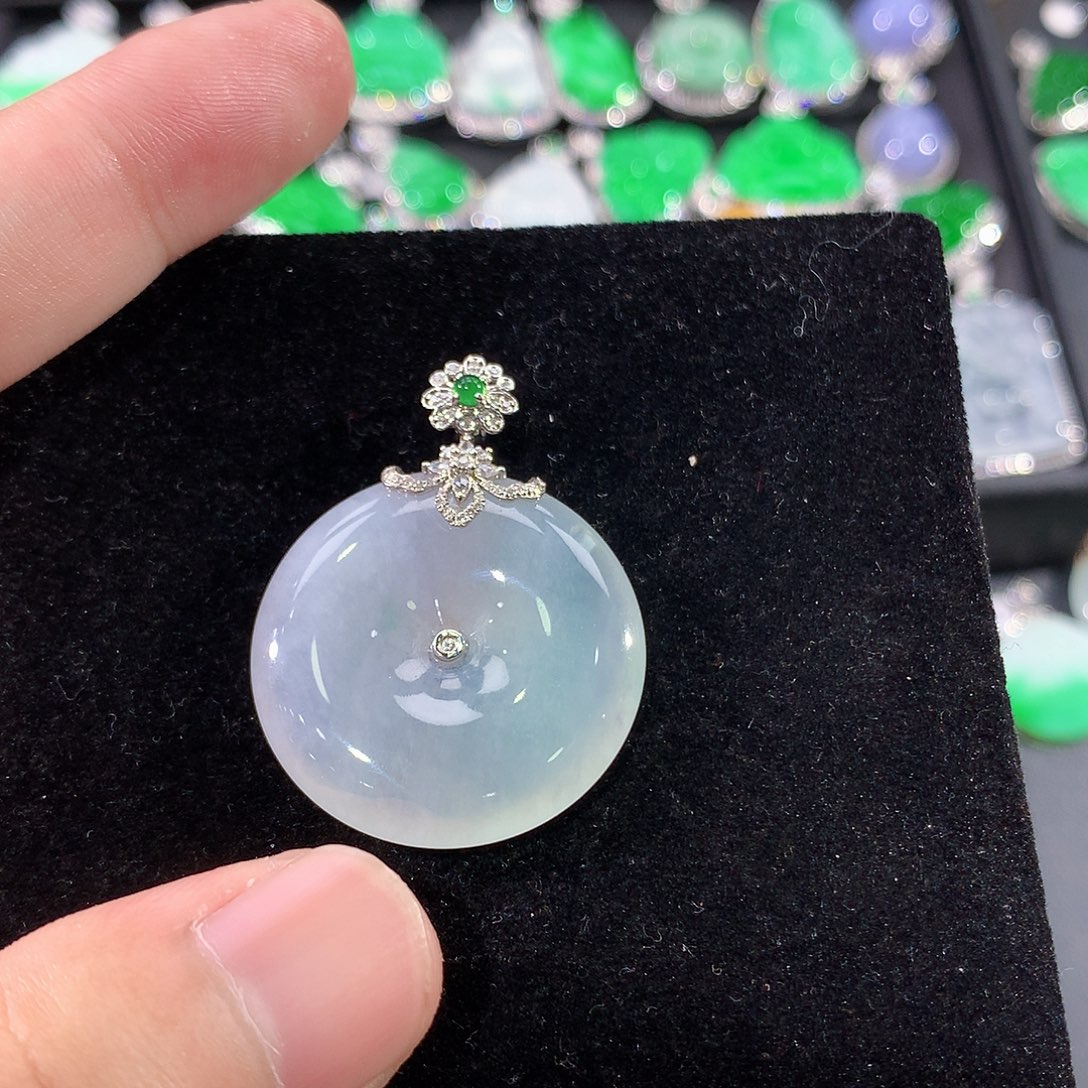 翡翠18K金镶嵌颈饰