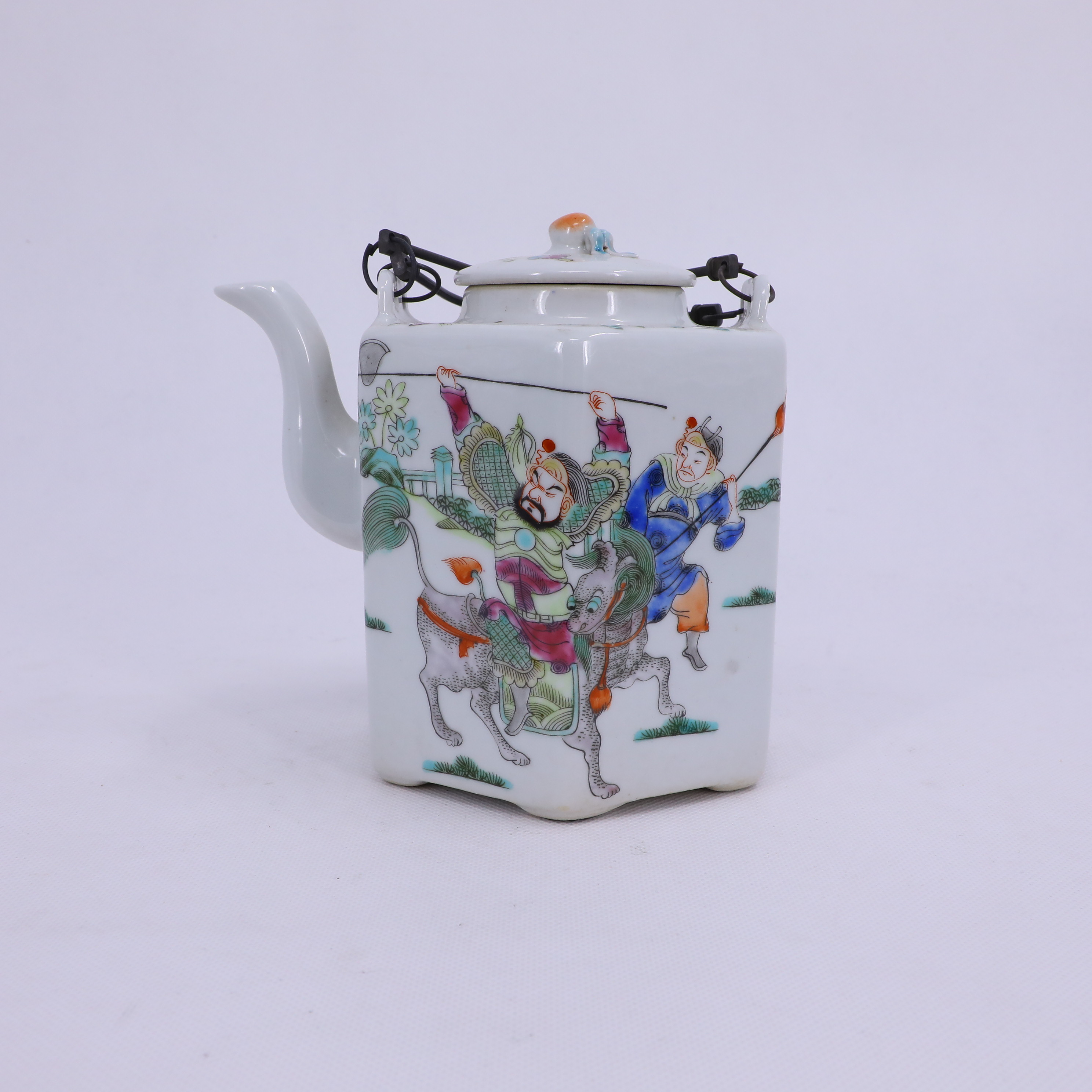 古陶瓷/粉彩刀马人物六方提梁壶LO1895