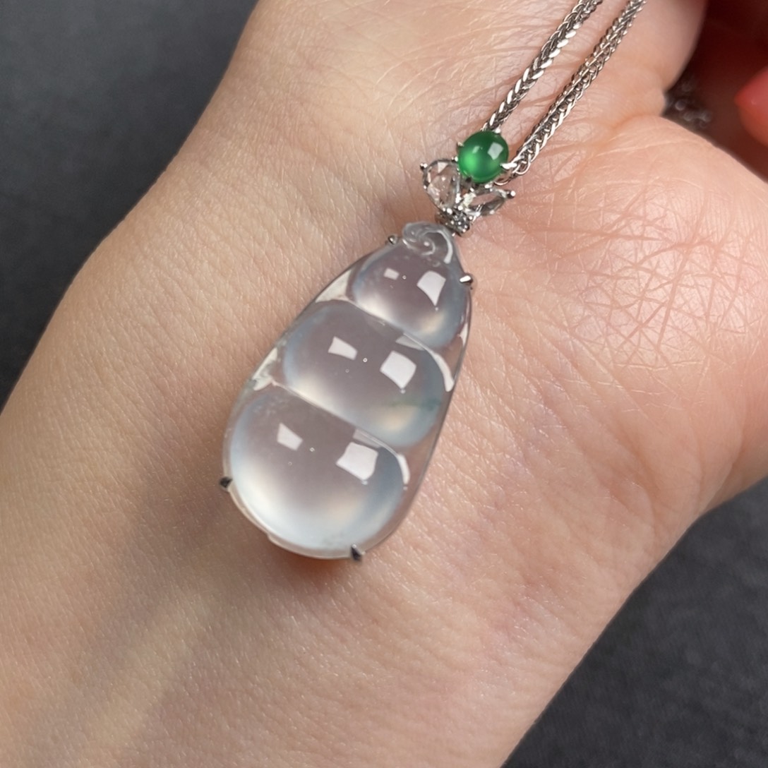 翡翠颈饰18K金镶嵌福豆吊坠