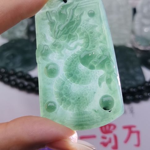 翡翠颈饰未镶嵌天然的A货翡翠