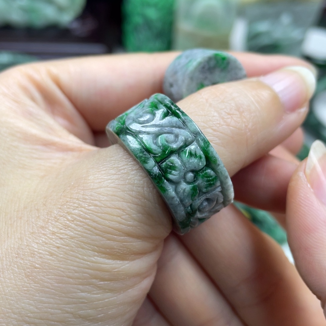 翡翠未镶嵌颈饰牌子