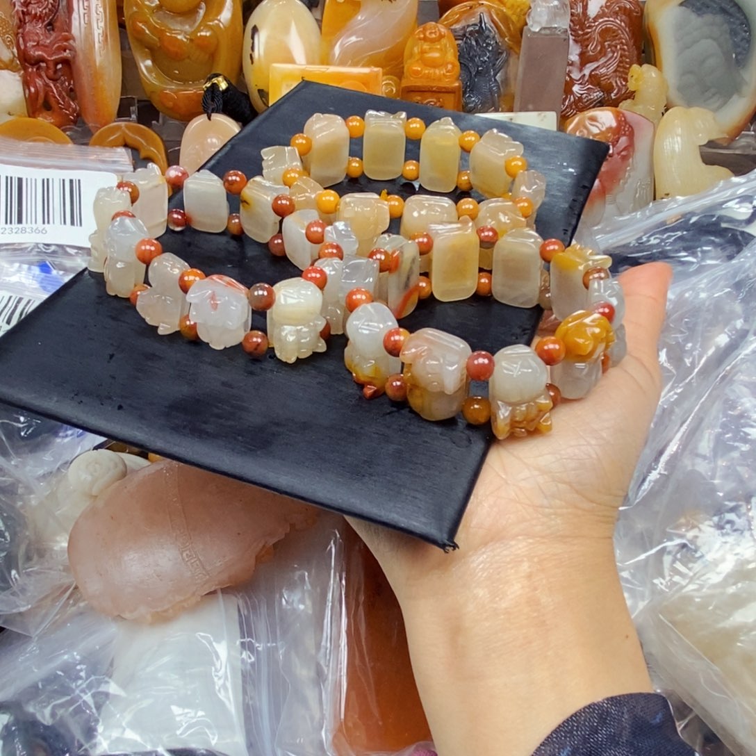 石英质玉（黄龙玉）颈饰未镶嵌