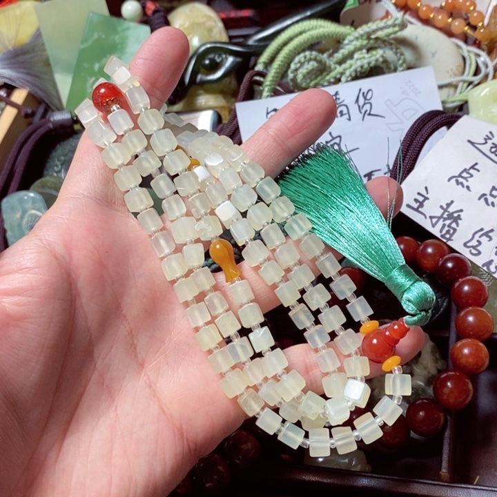 蛇纹石玉颈饰未镶嵌