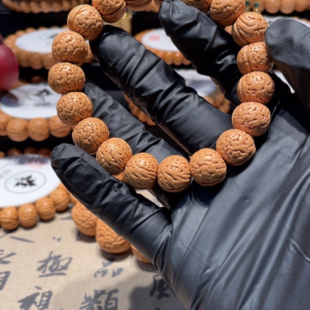 东***秀桃核吊坠金丹手串