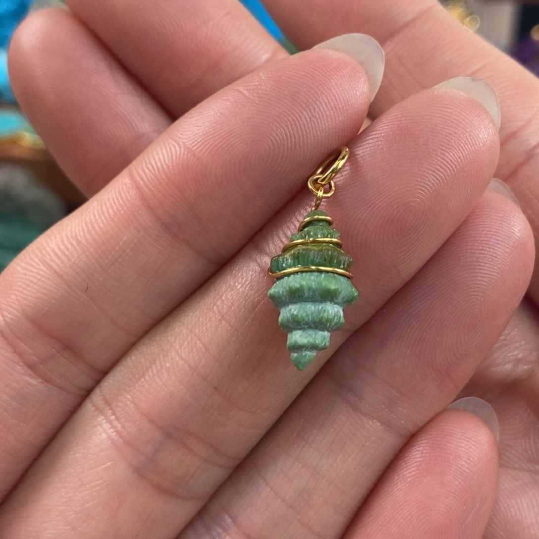 绿松石未镶嵌。海螺提溜