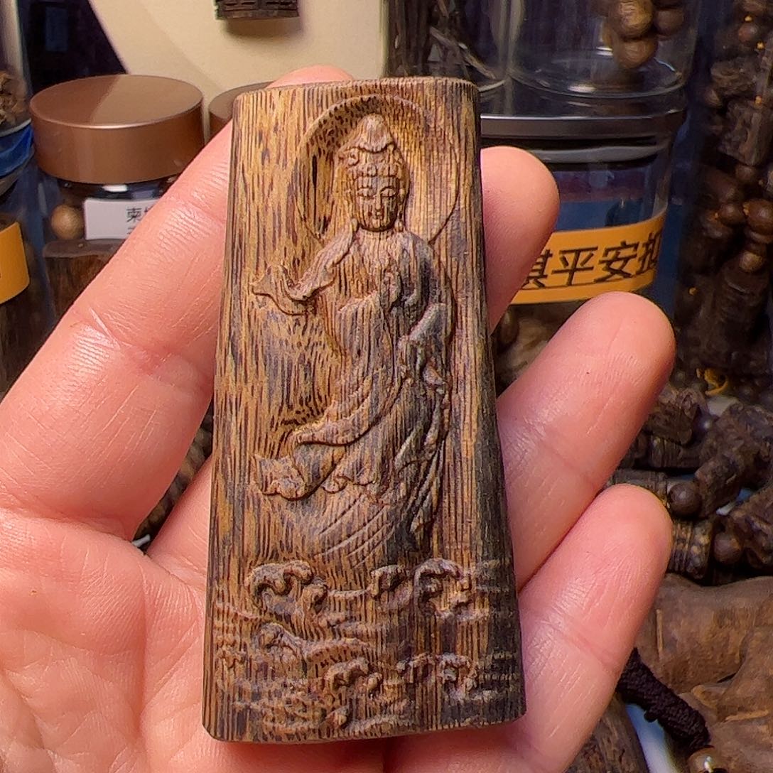 沉香手串宝*?海南老白棋观音雕刻牌19.7克