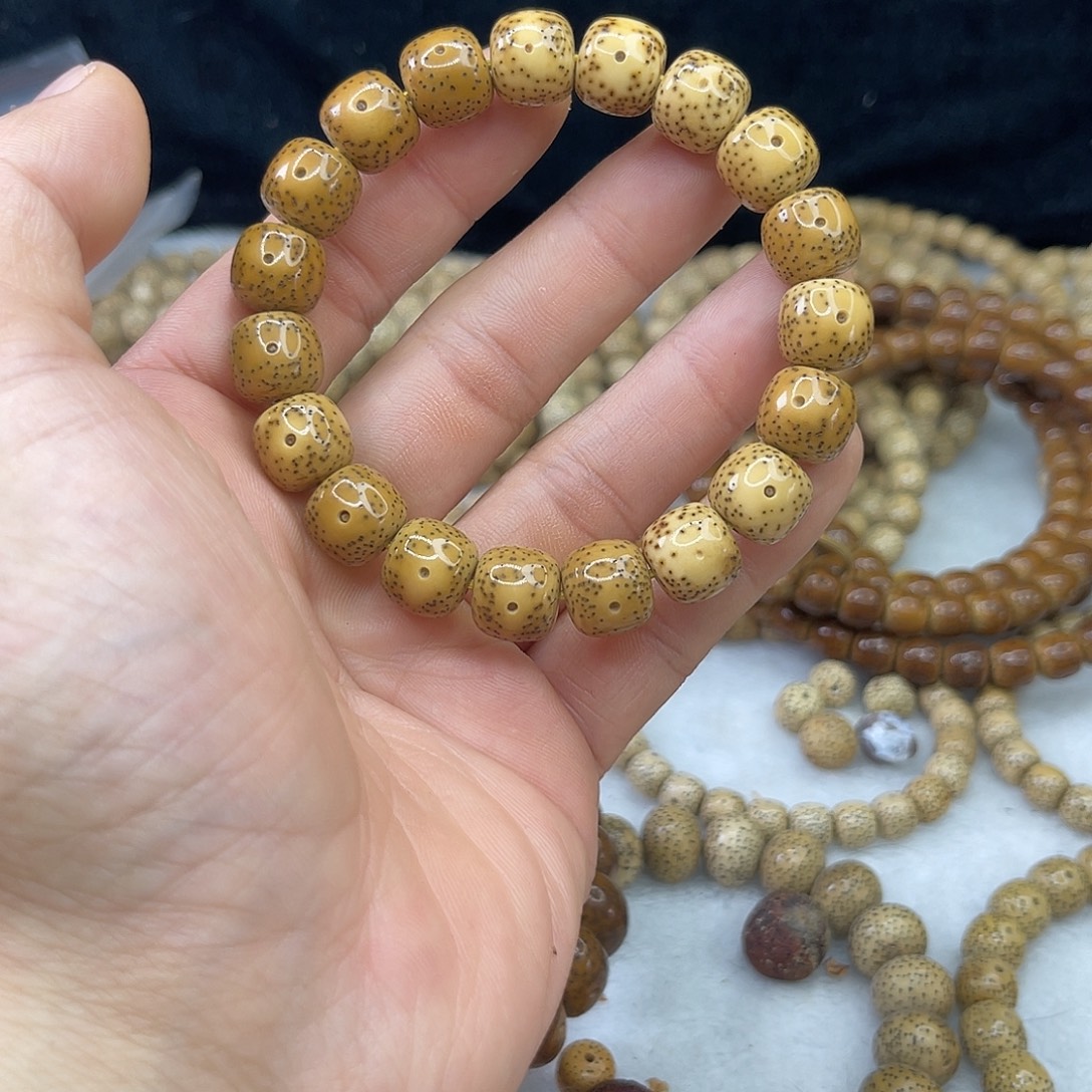 C***e吊坠星月菩提鸡油黄老料