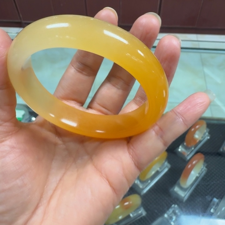 平***庸石英质玉（金丝玉）未镶嵌颈饰