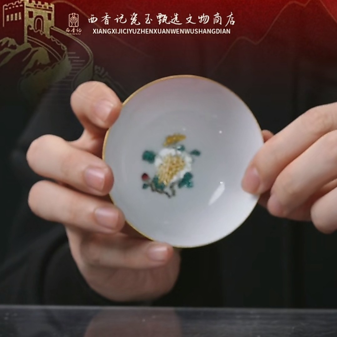 D内粉彩菊花纹外胭脂红釉杯