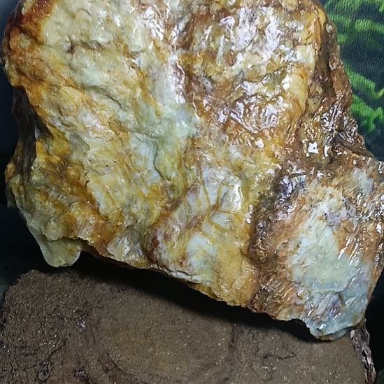 晴***里蛇纹石玉未镶嵌珠宝奇石