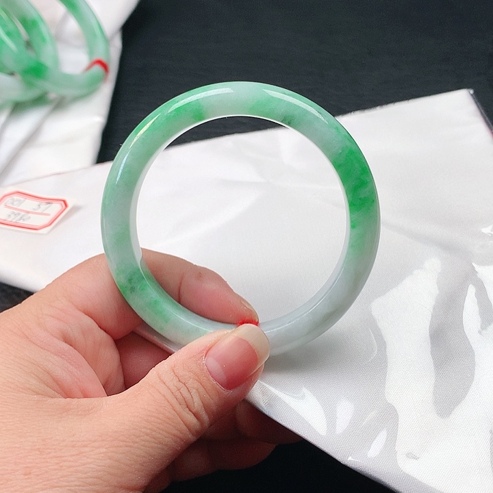 翡翠手镯未镶嵌翡翠001