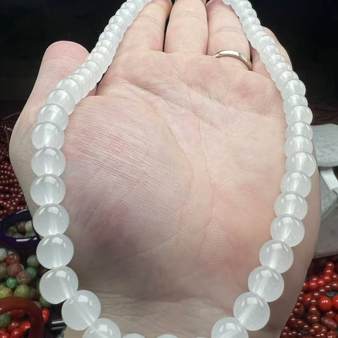 286白色项链一条