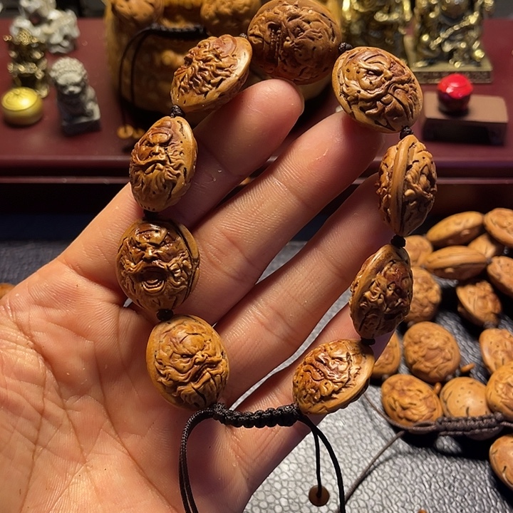 大桃核雕刻瑕疵钟馗头