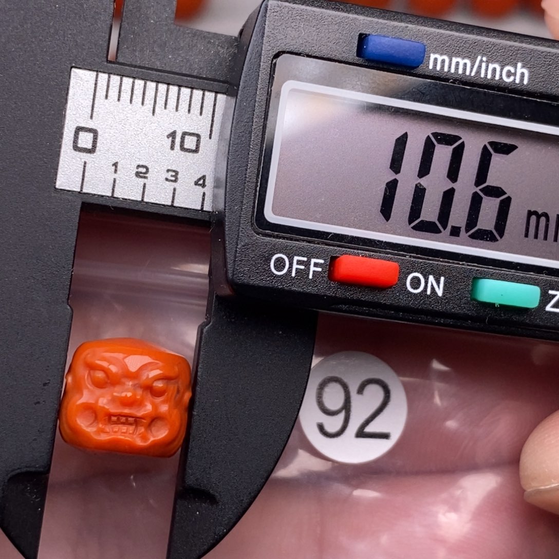 南红玛瑙未镶嵌配饰有瑕疵