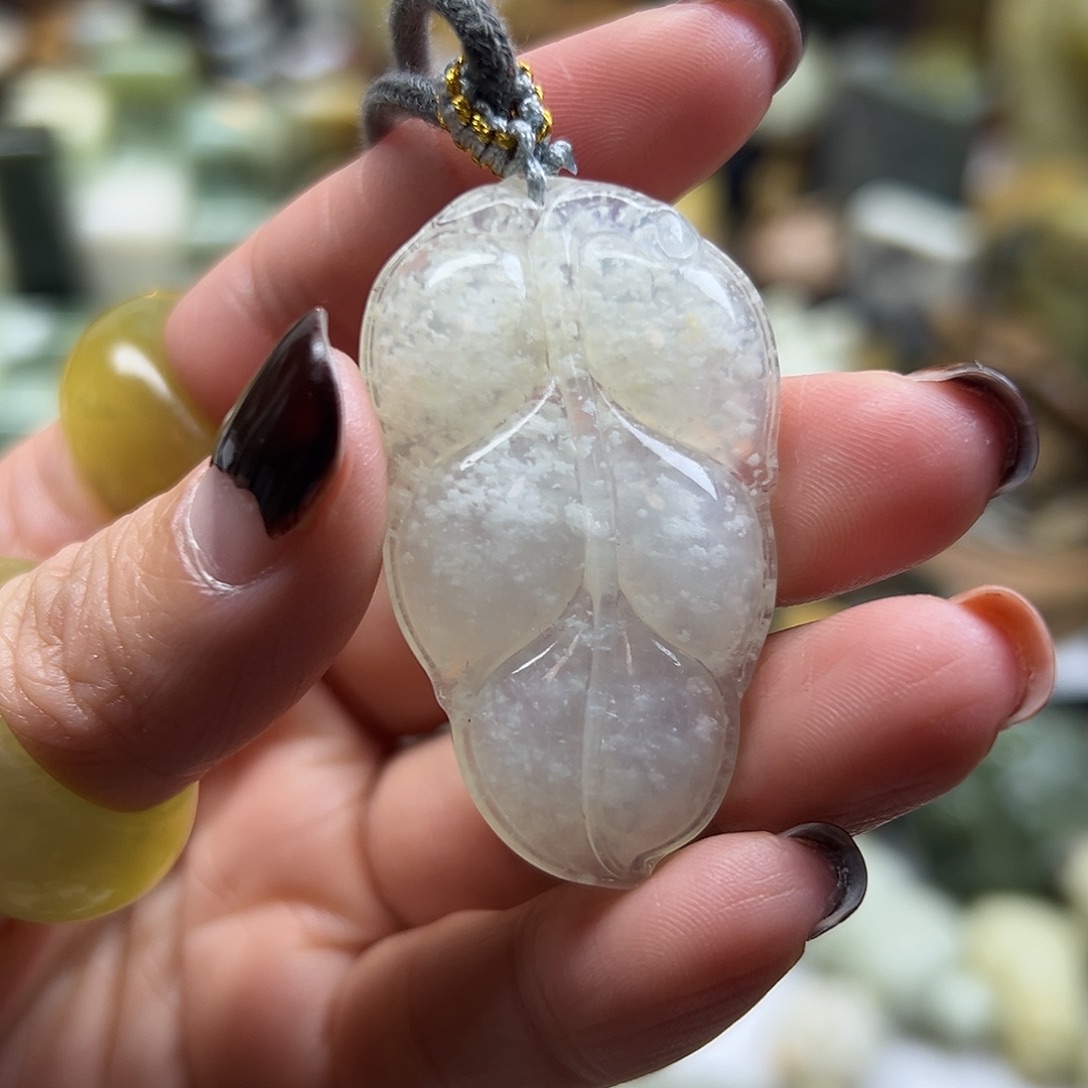 岫玉未镶嵌颈饰天青冻叶子