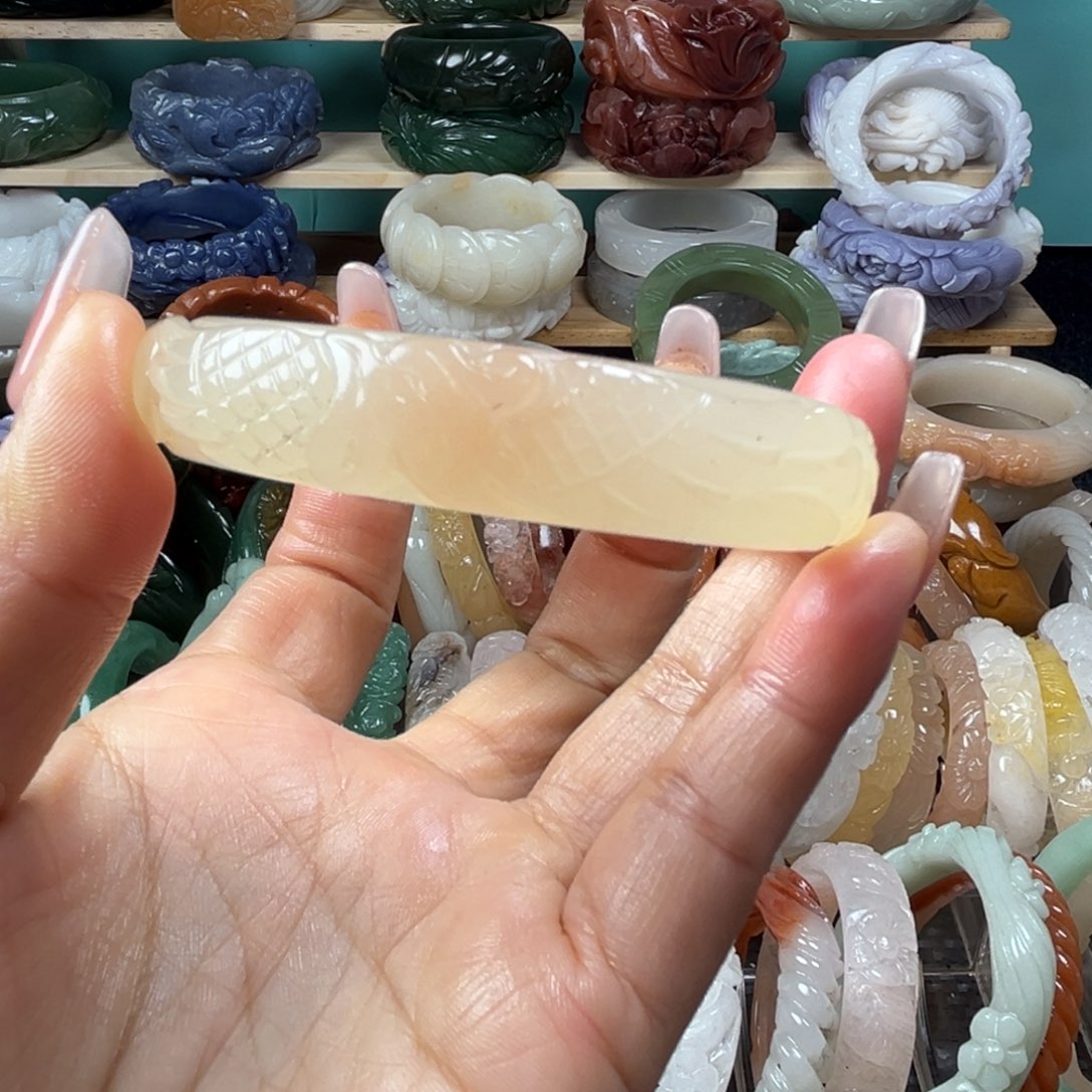 石英质玉未镶嵌纯手工雕刻手镯