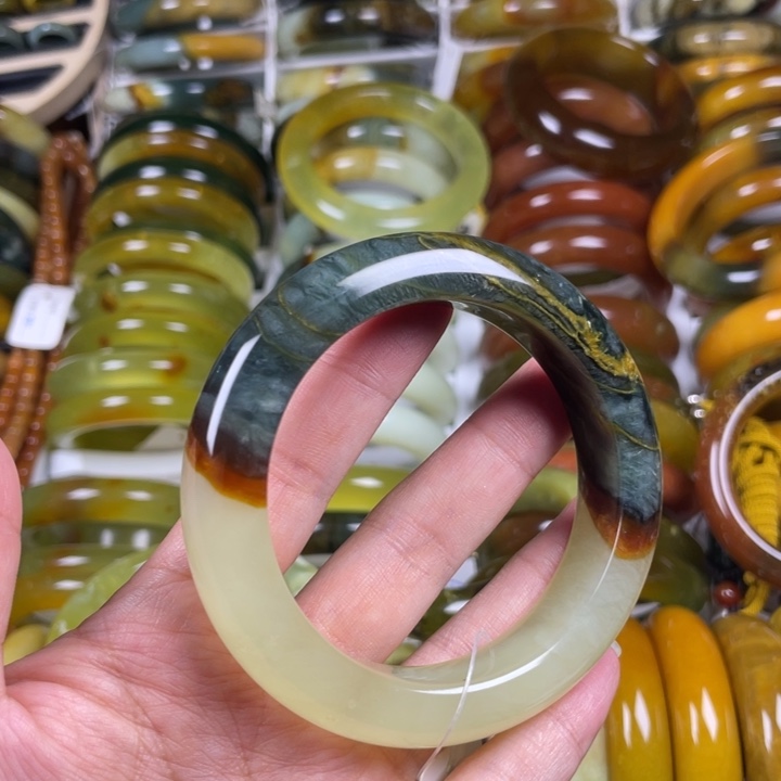 蛇纹石玉手镯未镶嵌一**猫