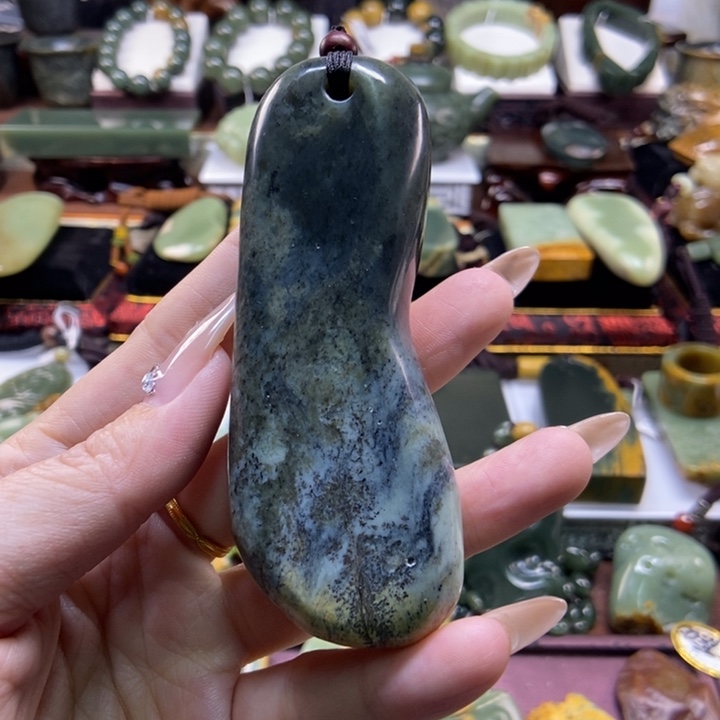 未镶嵌岫岩河磨玉（透闪石质玉）把件
