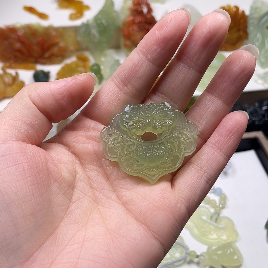 a***3蛇纹石玉未镶嵌颈饰