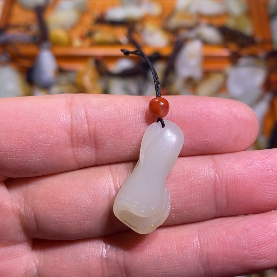 和田玉颈饰未镶嵌璞**玩