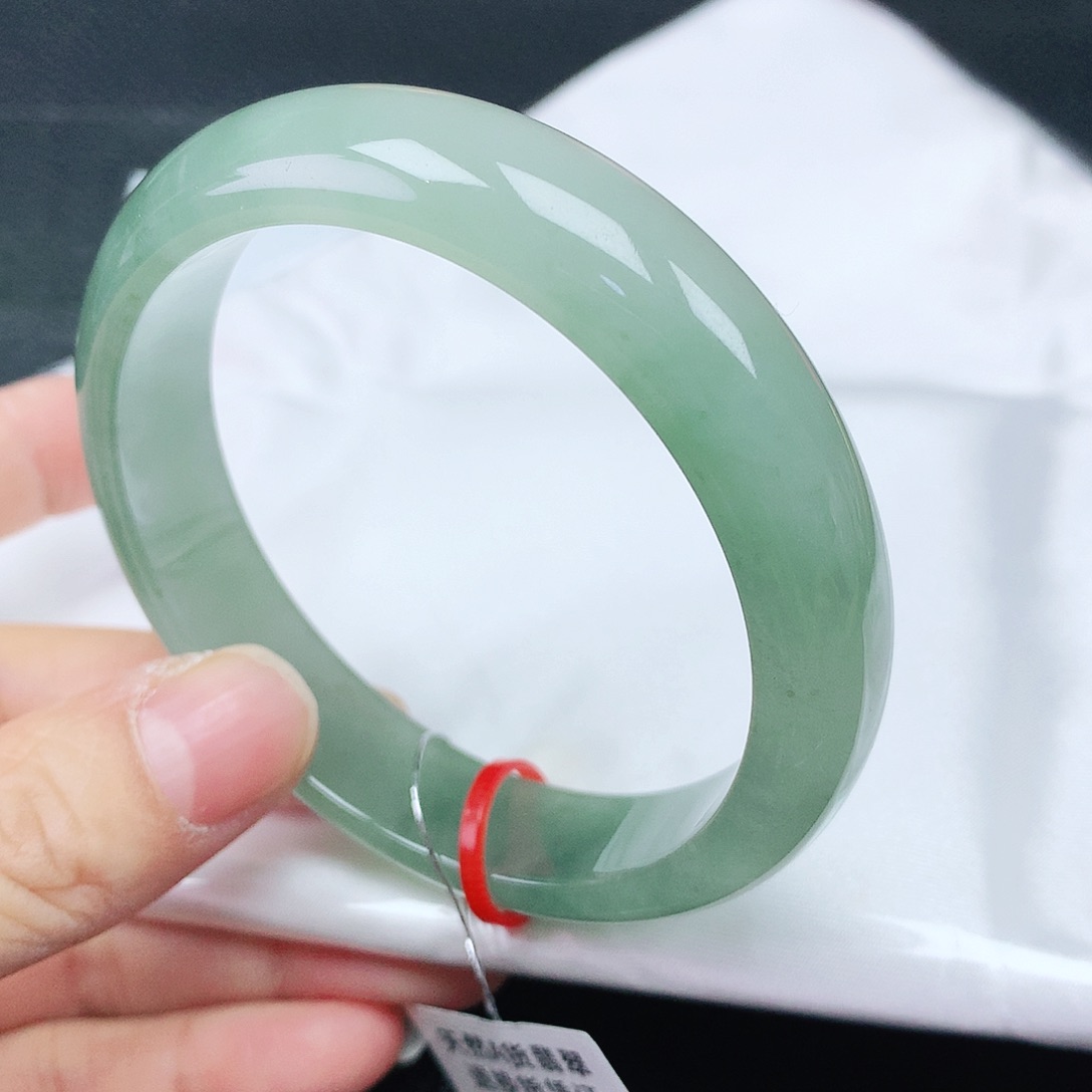 翡翠手镯未镶嵌56圈