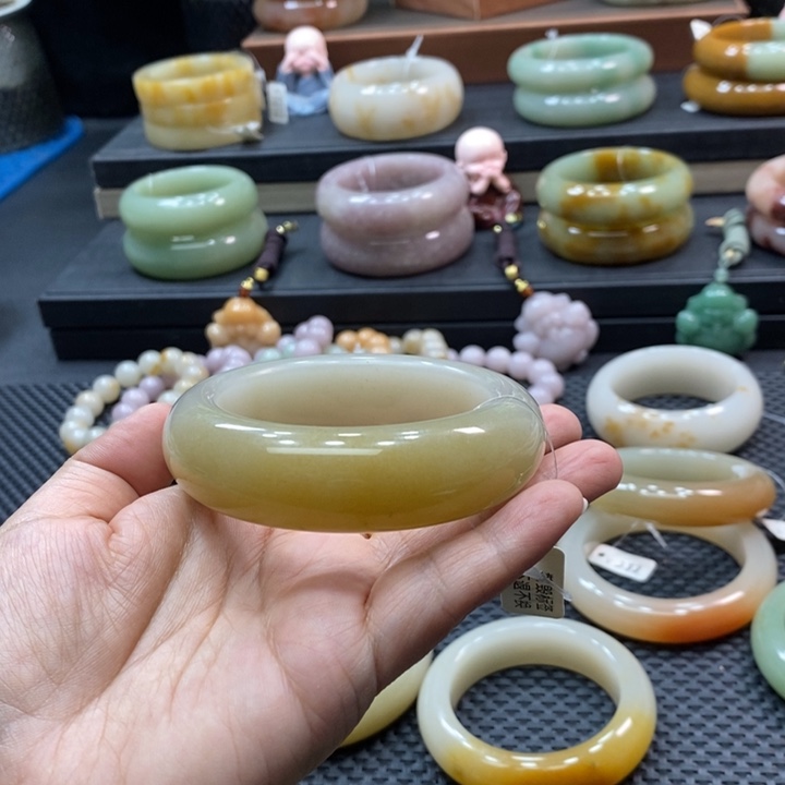 未镶嵌手镯石英岩玉