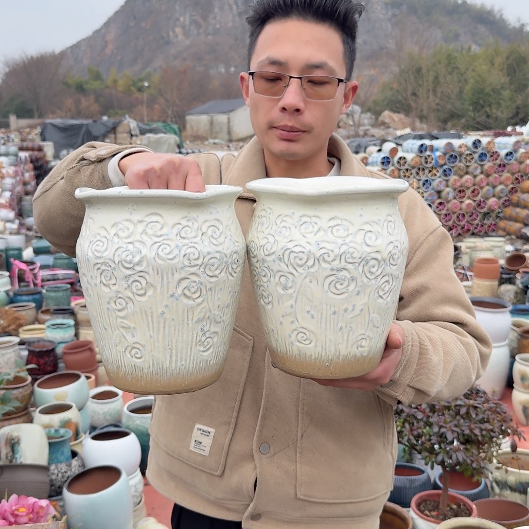 紫砂花盆口18高22（两个玫瑰花白色胡巴