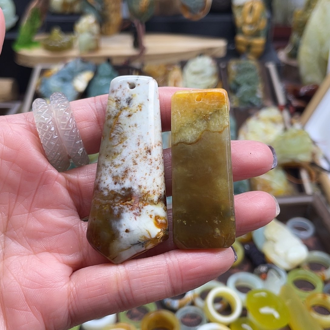 蛇纹石玉颈饰未镶嵌花玉两个一起