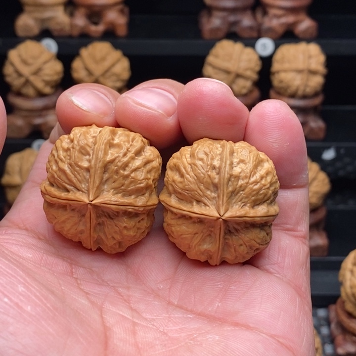 海***.文玩核桃把件………………………………