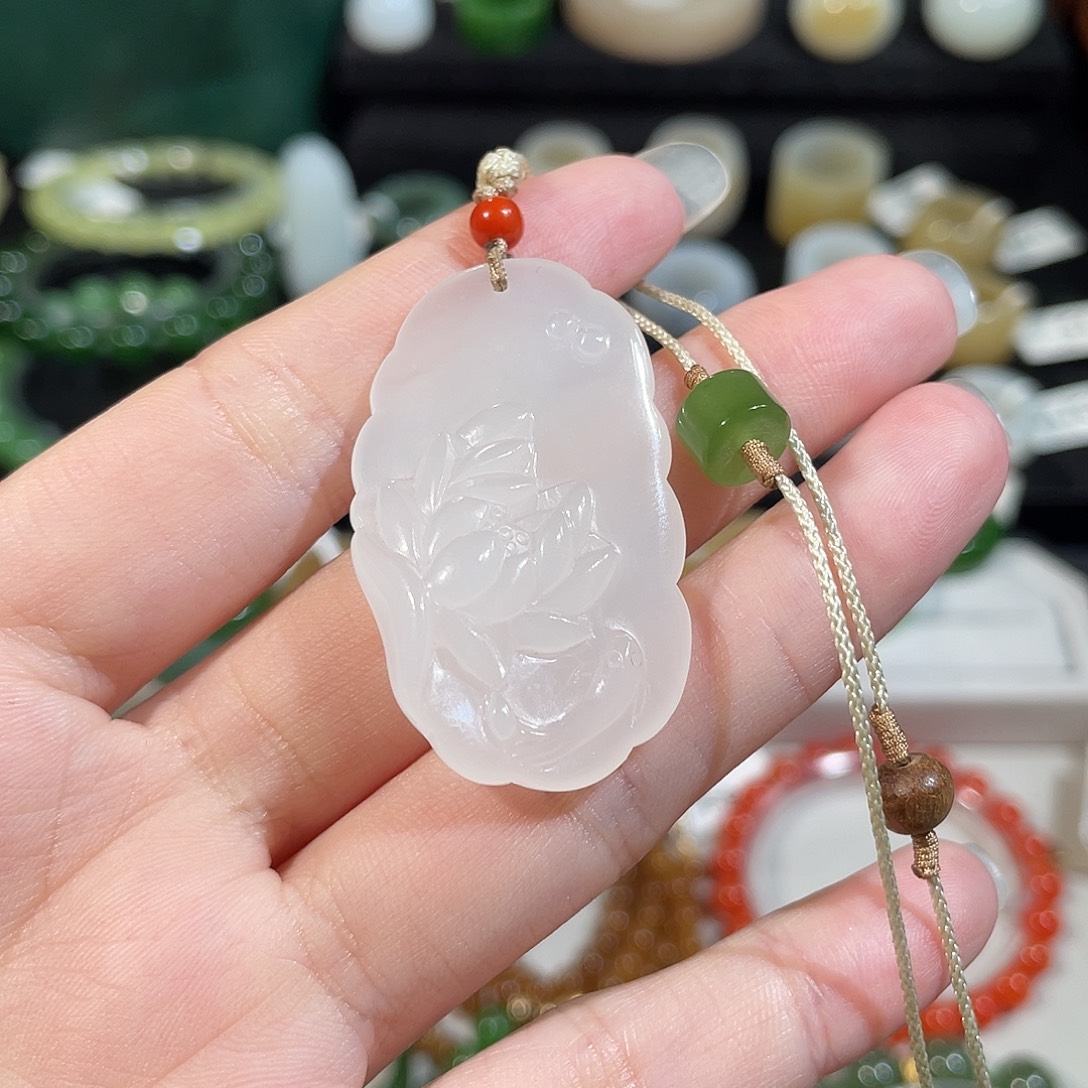 和田玉（白玉）未镶嵌吊坠(赠链)随型莲花牌 尺寸42×24.6×8