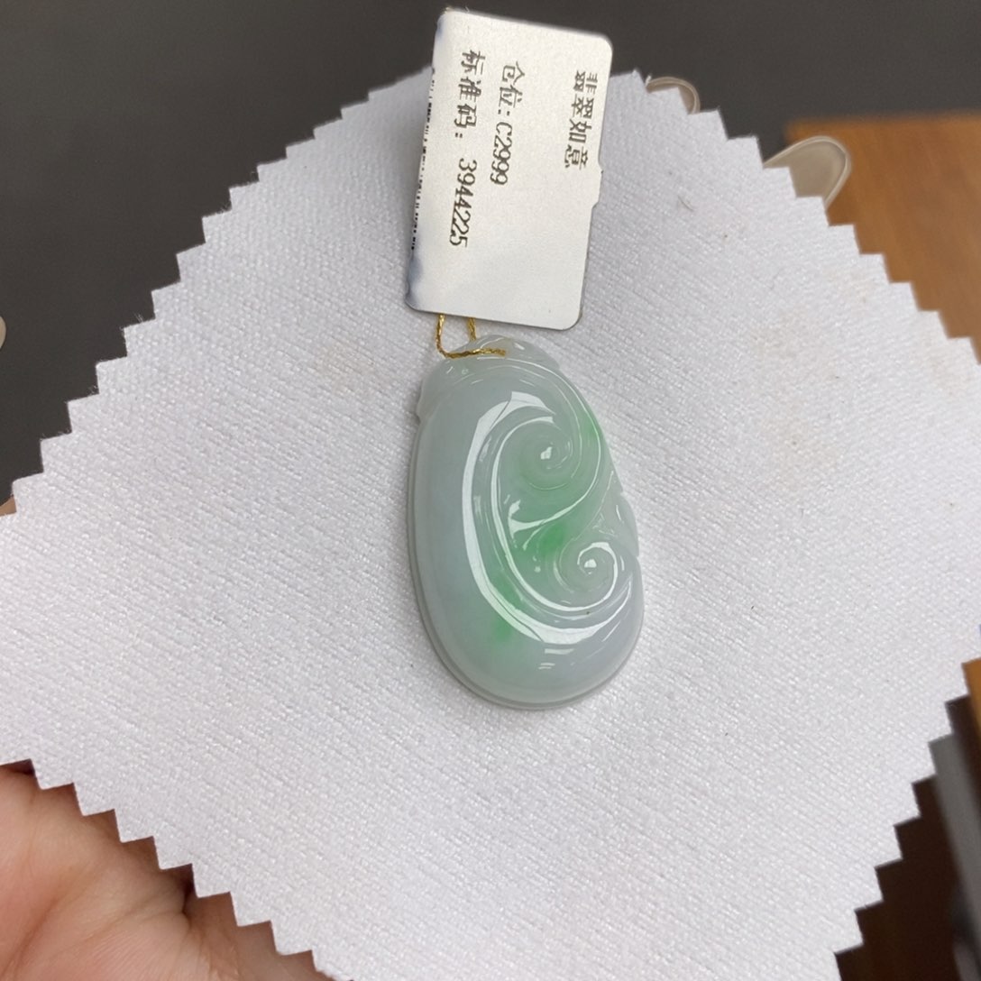 翡翠未镶嵌颈饰如意