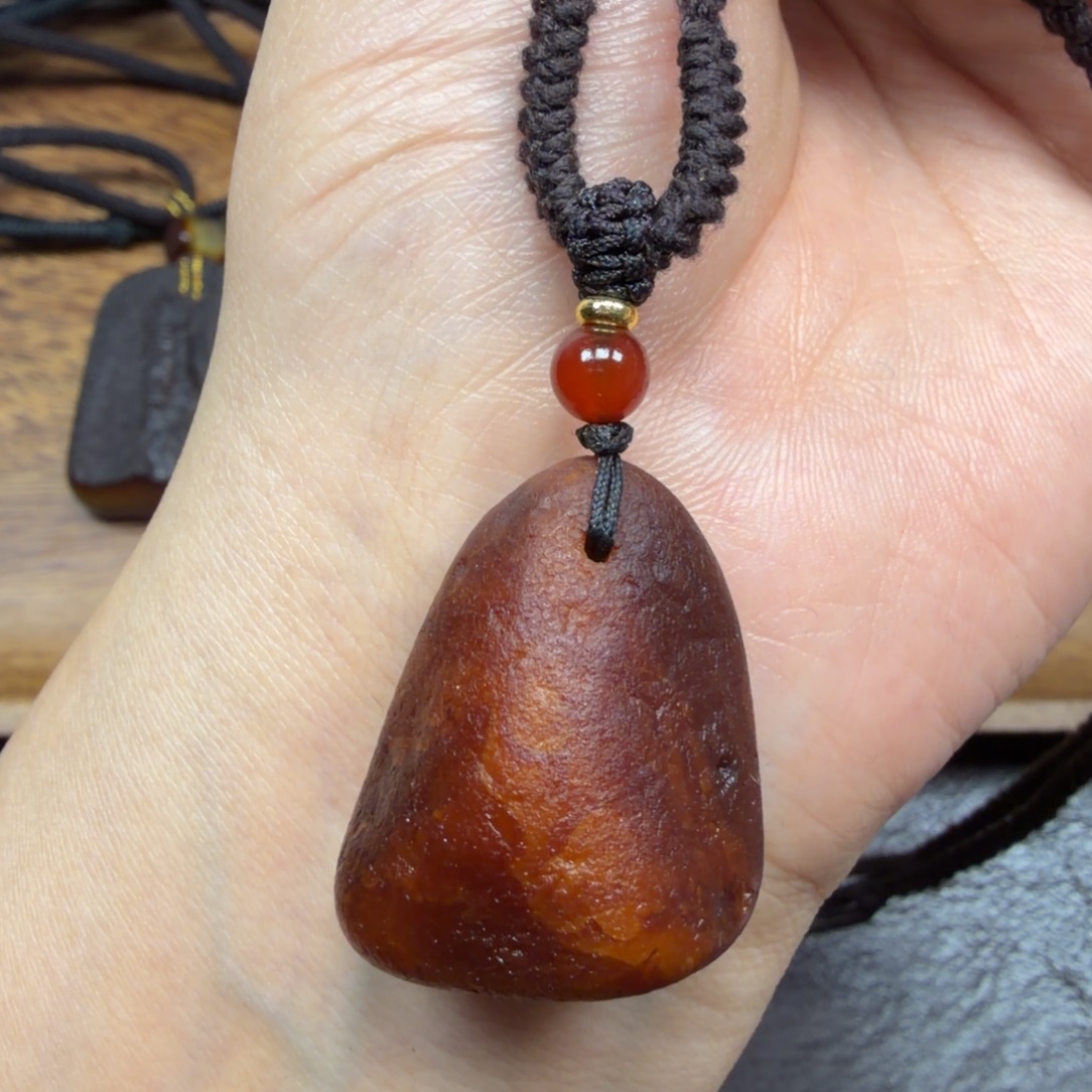 琥珀未镶嵌吊坠(赠链)