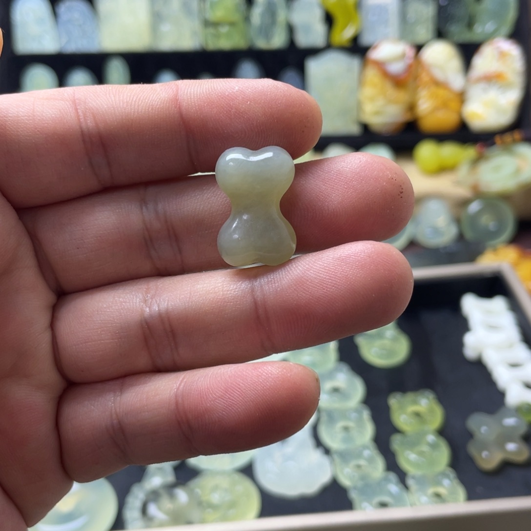 蛇纹石玉颈饰未镶嵌