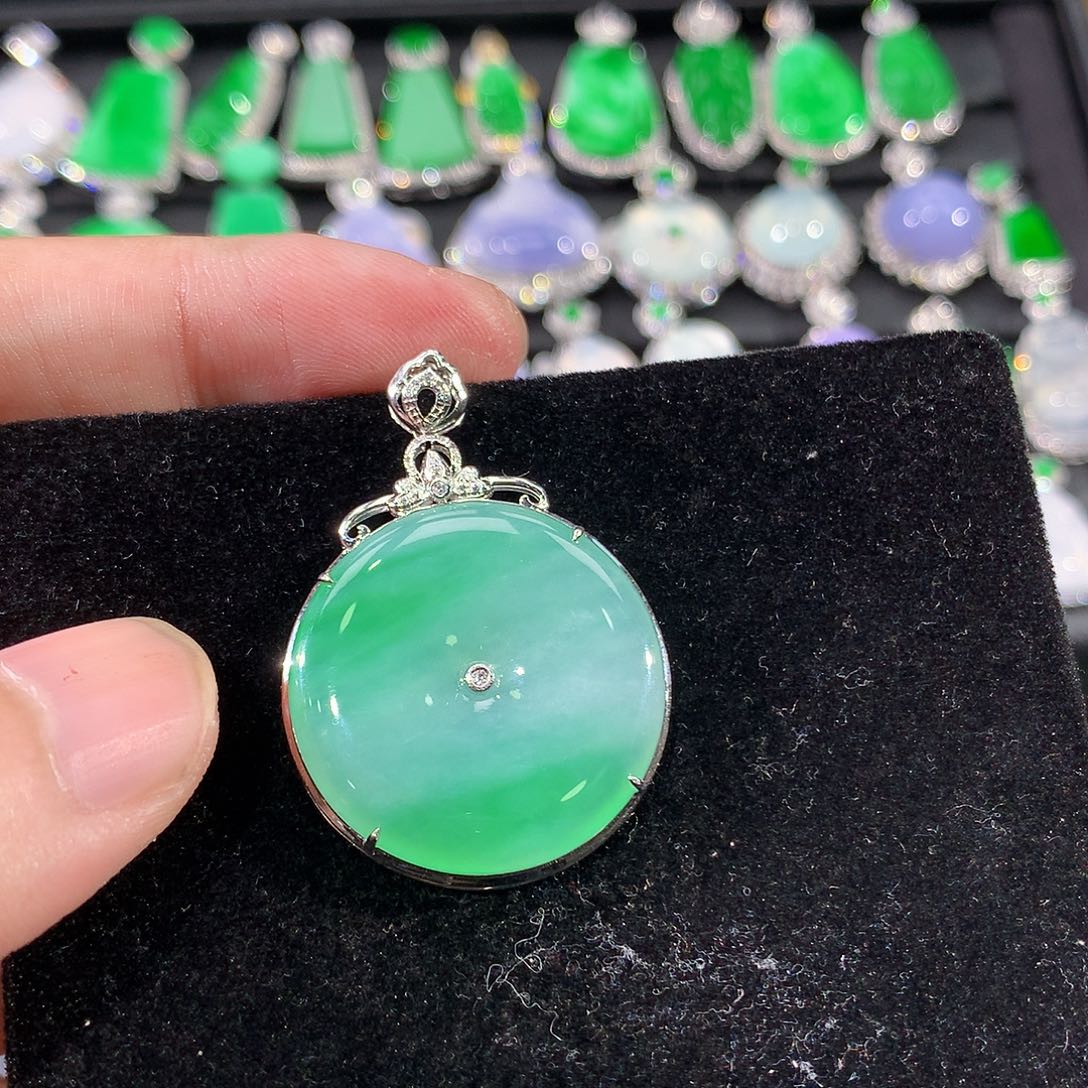 翡翠18K金镶嵌颈饰